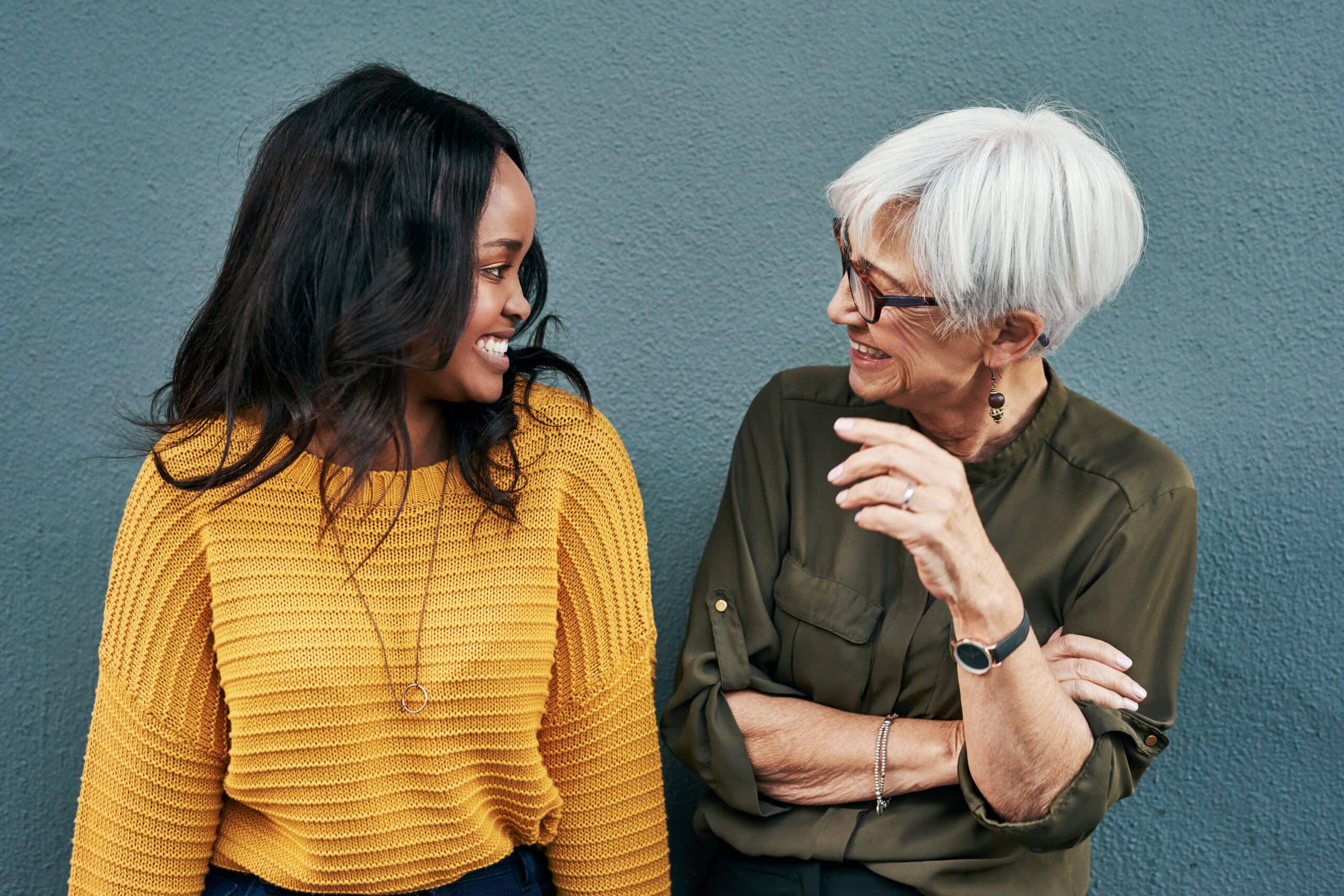 Une jeune femme et une femme plus âgée rient collamin collagen