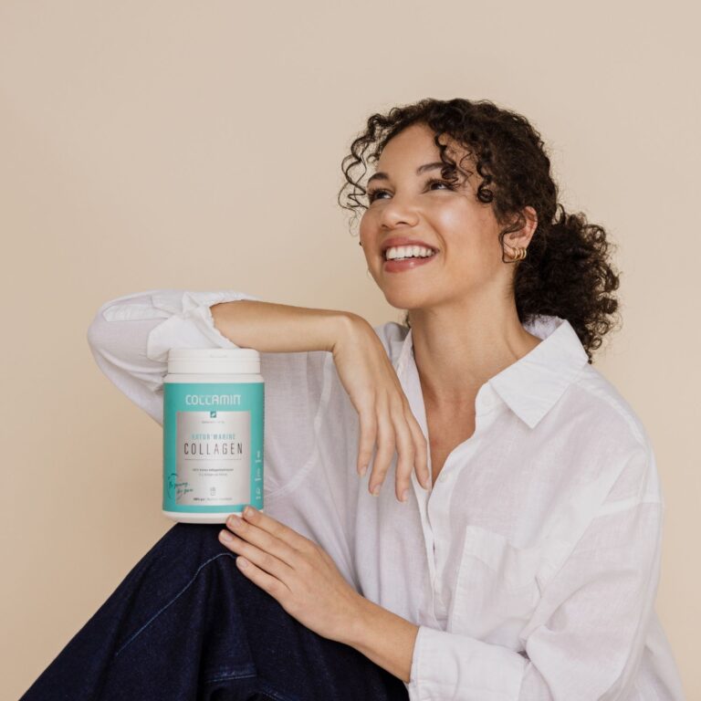 Schöne Dame mit Natur'Marine Dose in der Hand